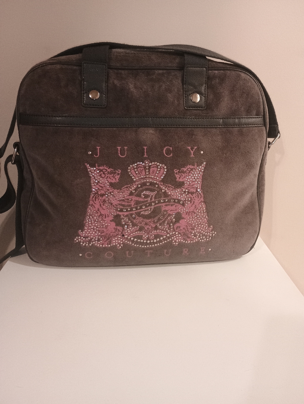 Sale , Juicy Couture Y2K Vintage Gray Suede Messenger Bag with Pink Crest Detail - Picture 8 of 11
